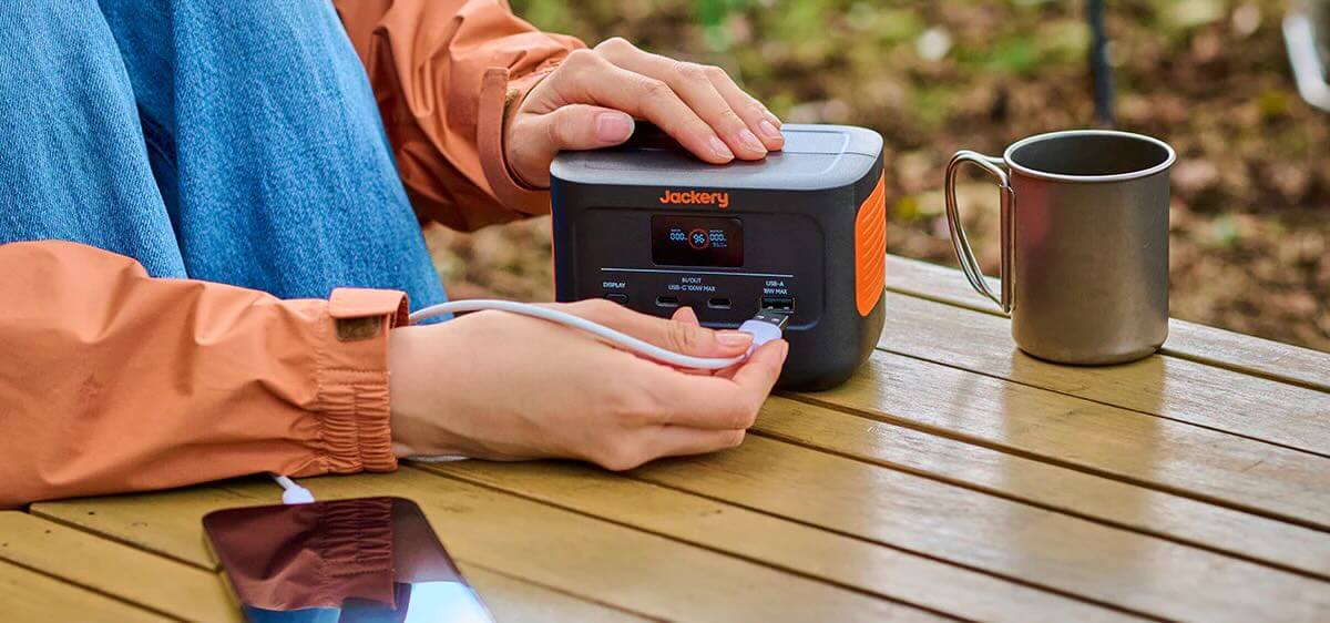 Jackery Explorer 100 Plus, stazione di alimentazione portatile da 99 Wh con batteria LiFePO4 da 128 W, batteria di backup sempre disponibile per viaggi d'affari ed esplorazioni all'aria aperta