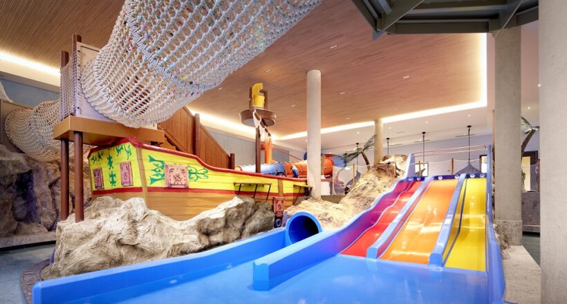 Gemini hat gesagt Luxus-Familienurlaub in Tirol: Das Alpenrose – Familux Resort bietet 2026 Sport, Wellness & Fußball-Camp vor der Zugspitze.