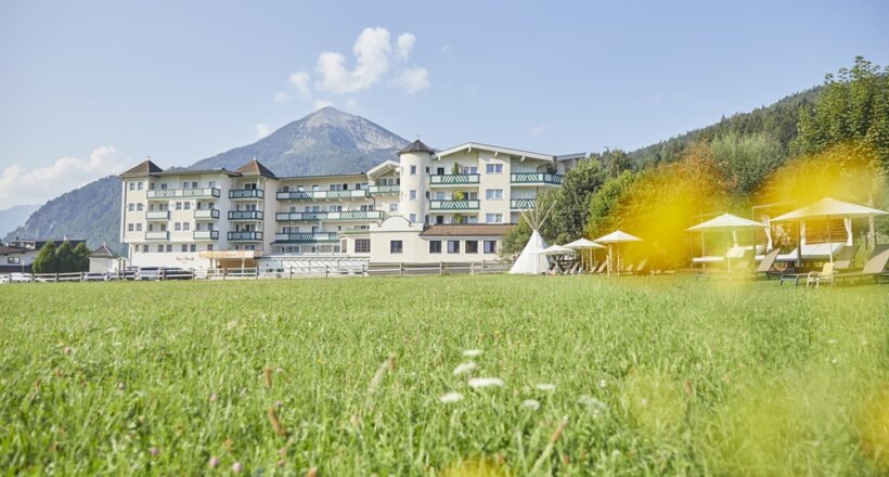 Aussenansicht-des-Sporthotels-Achensee-c-Vorhofer-Christian-Familienparadies-Sporthotel-Achensee