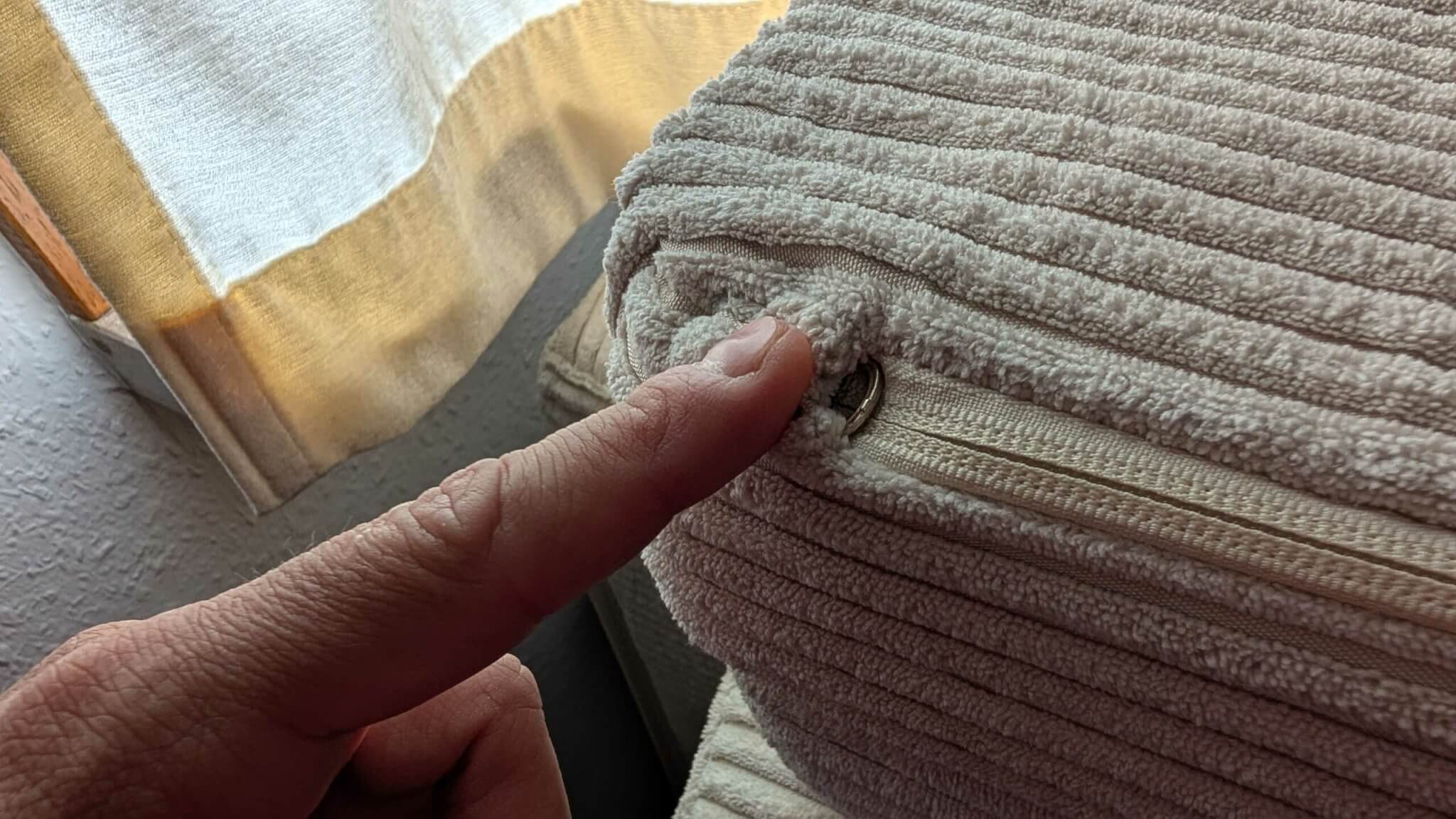 Funzy Spielsofa Test - Reißverschluss-Schutz