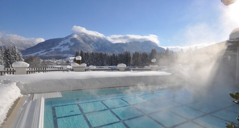Winterlicher Pool mit traumhaftem Bergblick Quelle: Hotel Alpina Kössen