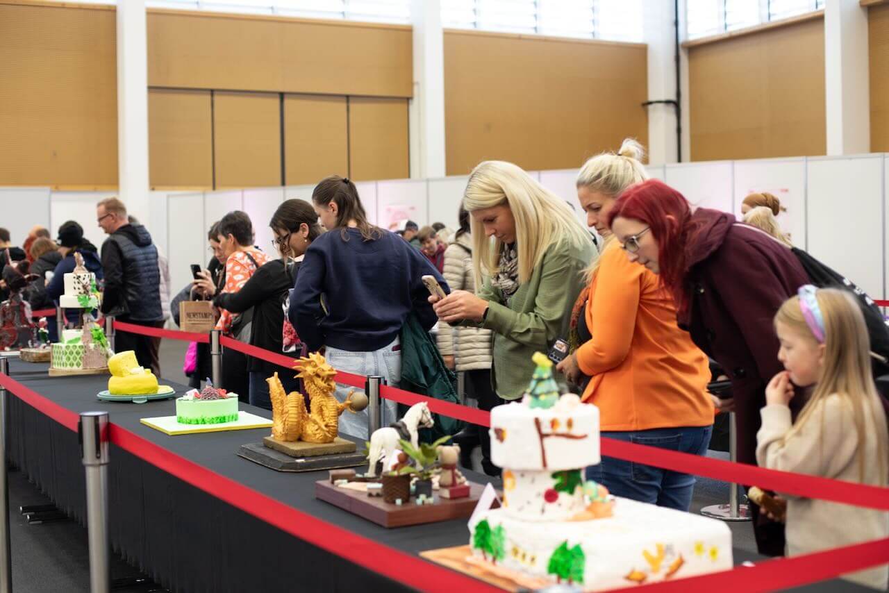 Wenn-Backkunst-auf-Basteln-trifft-10-Jahre-Kuchen-und-Kreativmesse-Wels