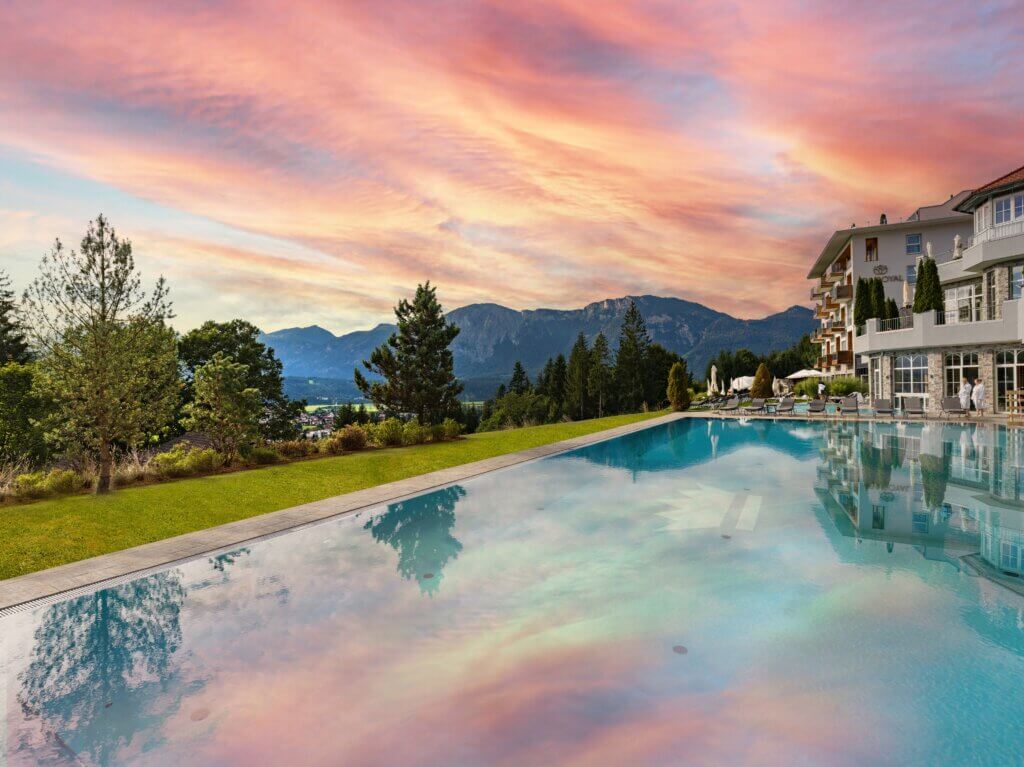 Atemberaubender Ausblick aus dem OutdoorpoolQuelle: Hotel Panorama Royal