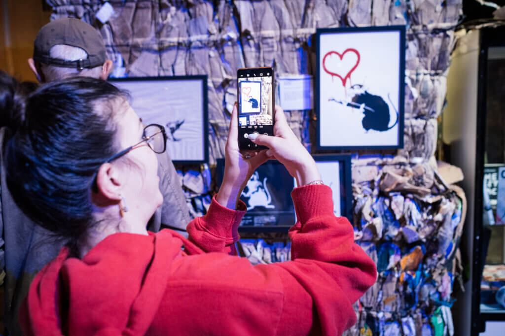 Banksy Motiv Besucherin fotografiert Kunstwerk Quelle: @HL_llumineau__ (Bergerlebnis Berchtesgaden)
